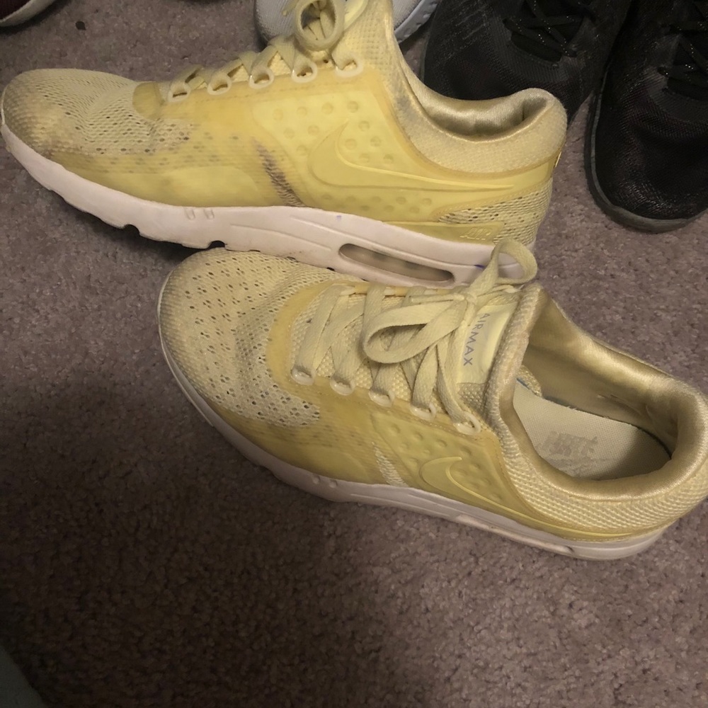 Soft yellow air max